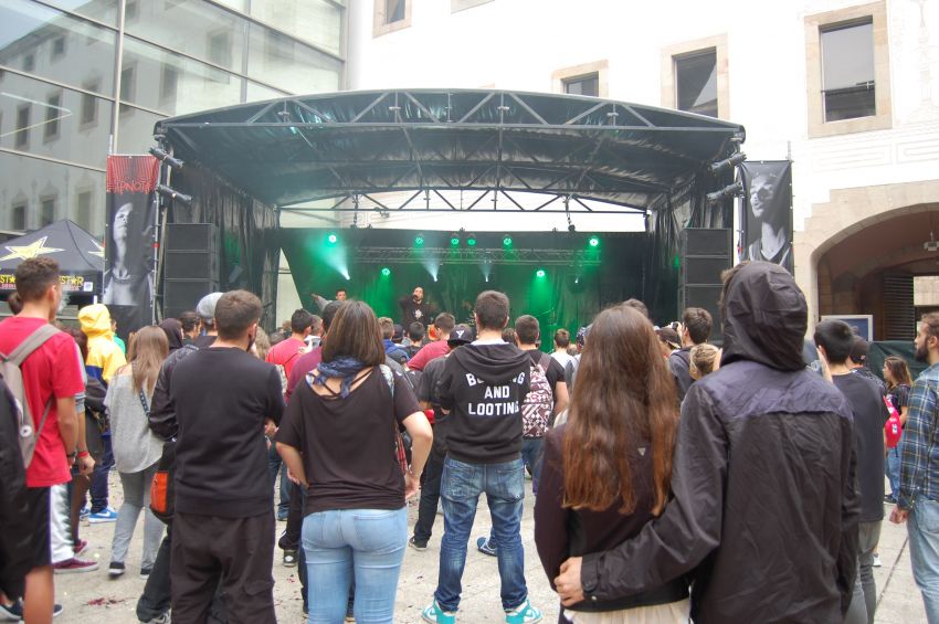 Actuación de Soen+Skone antes de las Battle of Bands en el Pati de Dones (Fotografía propiedad de Laura Saladié)