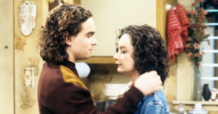 johnny-galecki-sara-gilbert-roseanne-34870d7a-4e71-4903-8771-533883fce201