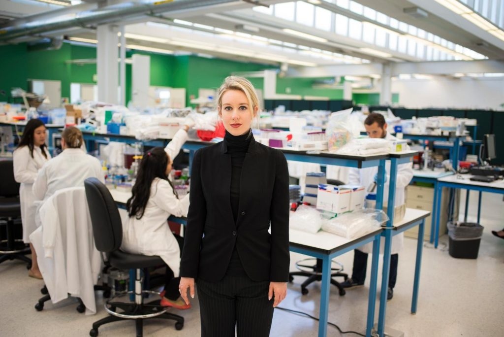 Elizabeth Holmes en laboratorio theranos