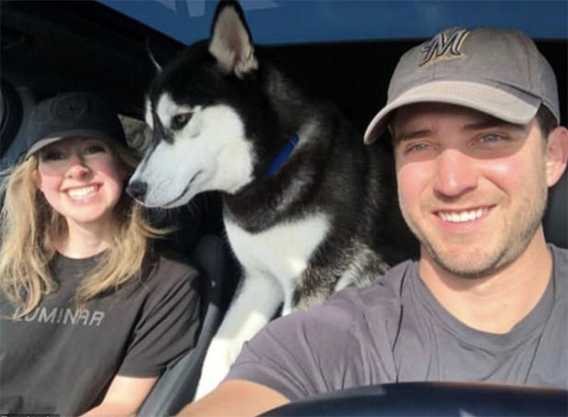 Elizabeth Holmes en 2020 con su perro lobo y marido