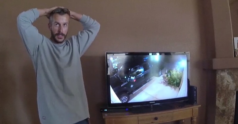Chris Watts viendo las imágenes de videovigilancia vecino