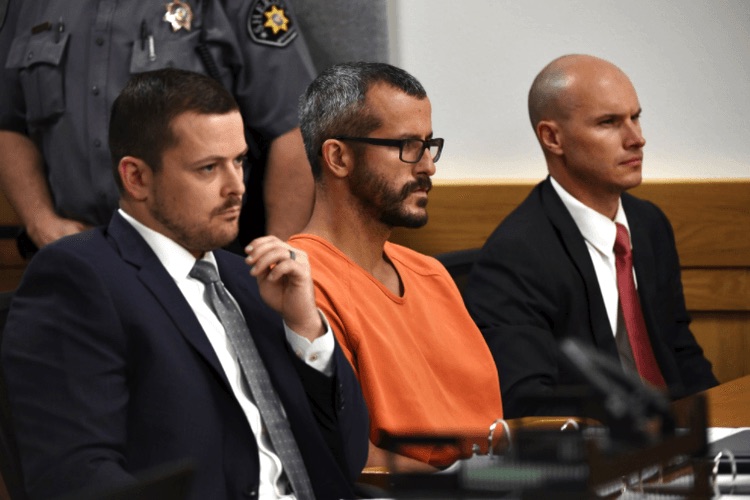 Chris Watts junto a sus abogados durante el juicio