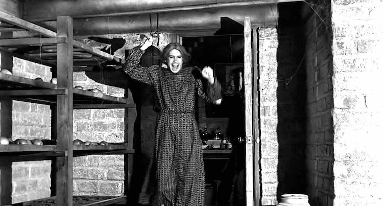 Norman Bates vestida de mujer con un cuchillo