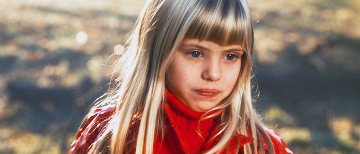 Fragmento de película. Niña rubia vestida de rojo