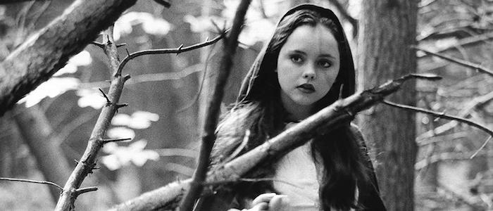 Christina Ricci vestida de caperucita roja. Imagen en Blanco y negro