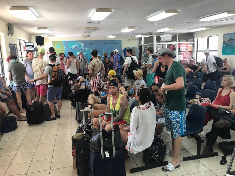 Gente esperando en el aeropuerto Exuma